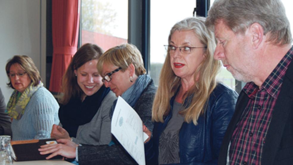 Bürgermeister Johann Tempel konnte am Montagabend auch Jutta Fröse von der Stabsstelle für Frauen- und Familienförderung des Landkreises, die Inte­grationsbeauftragte Anja Blazejewska-Kuhn und Annika Bunger von der Koordinationsstelle Migration und Teilhabe begrüßen (von rechts). © Foto: Hoegen