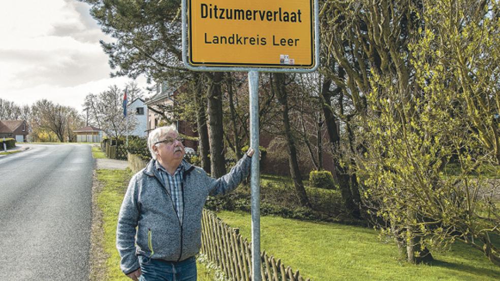 Die Verlaatjer haben ihr »geliebtes« Ortsschild wieder. Ortsvorsteher Kurt Voß findet die Aktion lustig und möchte die Spaßvögel gerne zum Bier einladen. © Fotos: de Winter/Hanken