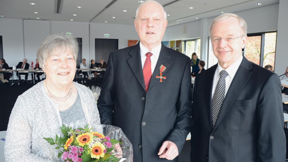 Anerkennung für jahrzehntelanges Wirken zum Wohle seiner Mitmenschen: Horst Kuhl (Mitte) erhielt aus den Händen von Landrat Bernhard Bramlage das Verdienstkreuz am Bande des Verdienstordens. Wesentliche Stütze in all den Jahren war für den Bunder dessen Frau Monika. © Fotos: Hanken