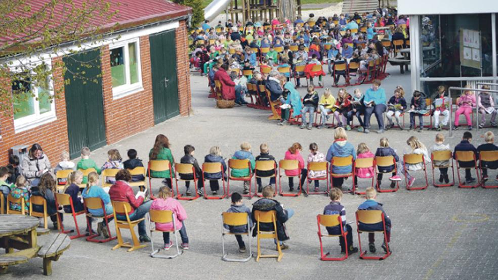 300 Grundschüler in Weener haben anlässlich des »Welttags des Buches« mit ihren Lieblingsbüchern in der Hand eine Lesekette gebildet. © Fotos: Flockenhagen
