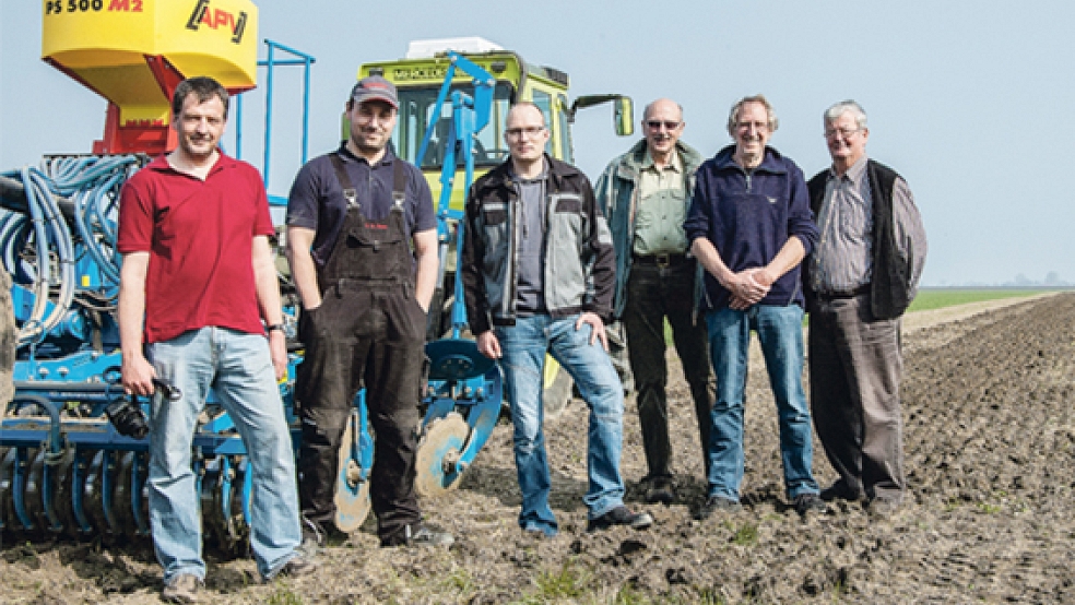 Freuen sich auf die Zusammenarbeit: Landwirte und Imker aus dem Rheiderland. © Foto: de Winter