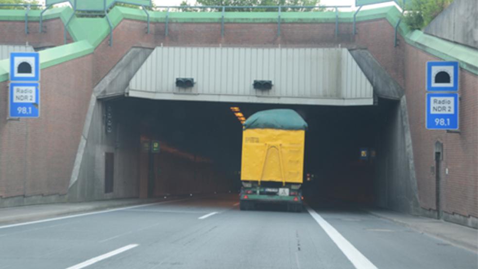 Der Emstunnel bleibt ein Sorgenkind: Nun hat ein gebrochener Bolzen für eine Vollsperrung gesorgt. In Kürze soll der Verkehr wenigstens einspurig wieder durch die Südröhre rollen können. © Foto: RZ-Archiv