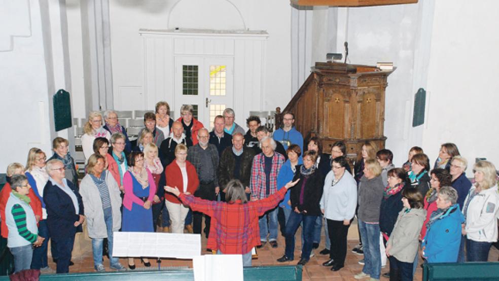 Der Jugendchor Stapelmoor und seine Leiterin Marianne Gerke proben in der örtlichen Kreuzkirche für den Auftritt mit der Landesbühne.  © Foto: Kuper