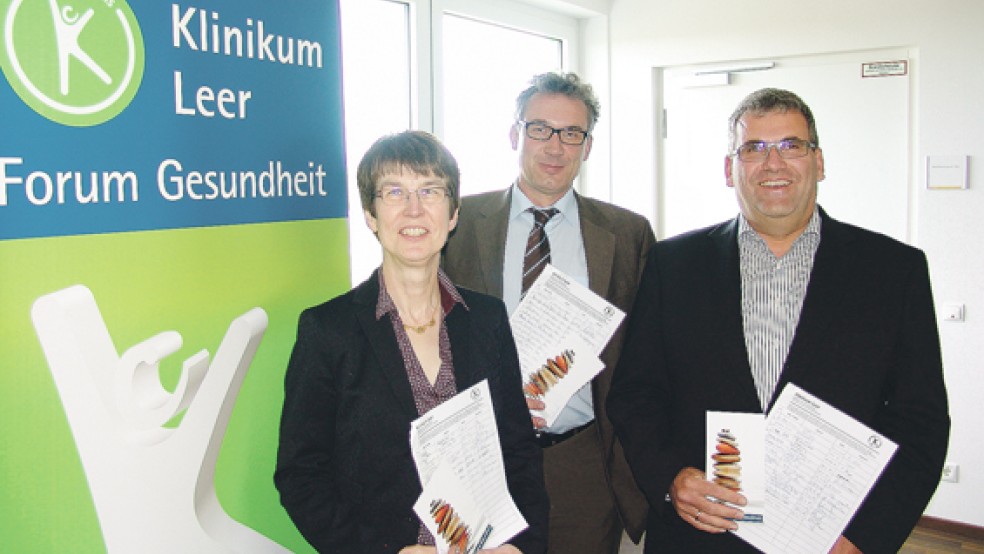 Die Palliativmediziner Prof. Dr. Sylvia Kotterba (Chefärztin der Klinik für Geriatrie), Dr. Markus Dornbach (Chefarzt der Klinik für Innere Medizin am Krankenhaus Rheiderland) und Dr. Jörn-Carsten Studt (Chefarzt der Klinik für Innere Medizin am Klinikum Leer, von links) informierten am Montagabend am Leeraner Klinikum über die verschiedenen Facetten der palliativmedizinischen Versorgung in Ostfriesland. © Foto: Boelmann