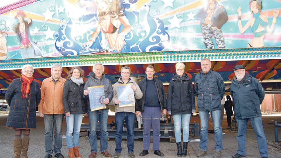 Freuen sich auf den Johannimarkt: Von links Gertrud Cordes, Evert Pastoor, Marianne Schüür-Buntjer, Jonny Eden, Hinderk Leemhuis, Theo von Halle, Christiane Dorenbos, Helmut Erfkamp und Herbert Cordes. Der Autoscooter bot die passende Kulisse für die Vorstellung des Marktprogramms. © Foto: Hoegen