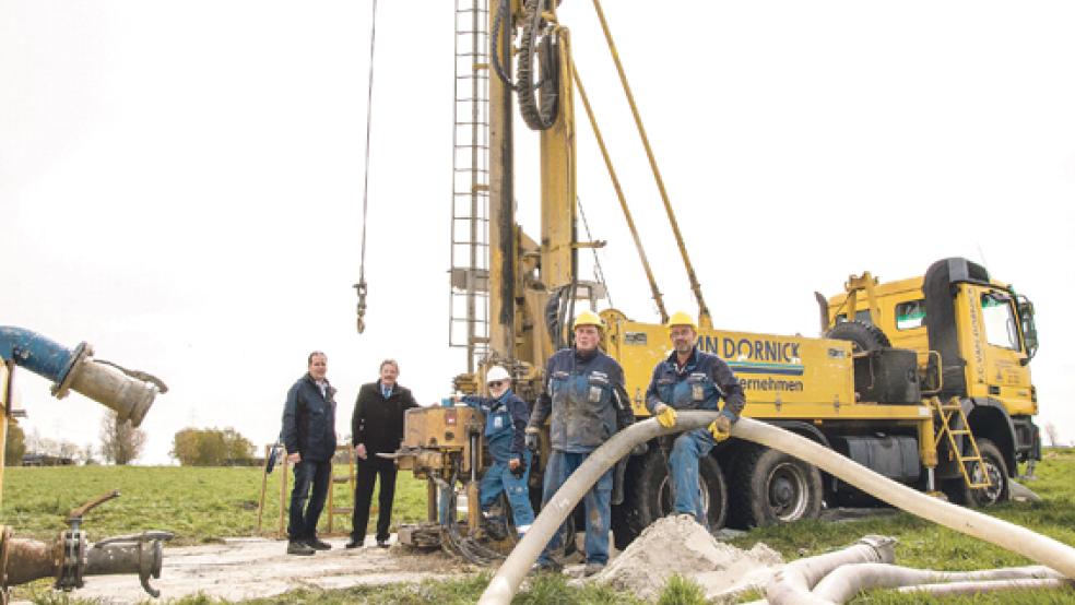 Hohe Erwartungen knüpfen Lutz Hanneken und Jan Schulte vom Wasserversorgungsverband an den Erkundungsbrunnen im Hammrich. Die Bohrspezialisten Wolfgang Treuer, Wolfgang Schlesinger und Andreas Tiggelbeck von der Firma van Dornick (von links) führen die Arbeiten aus. © Fotos: de Winter