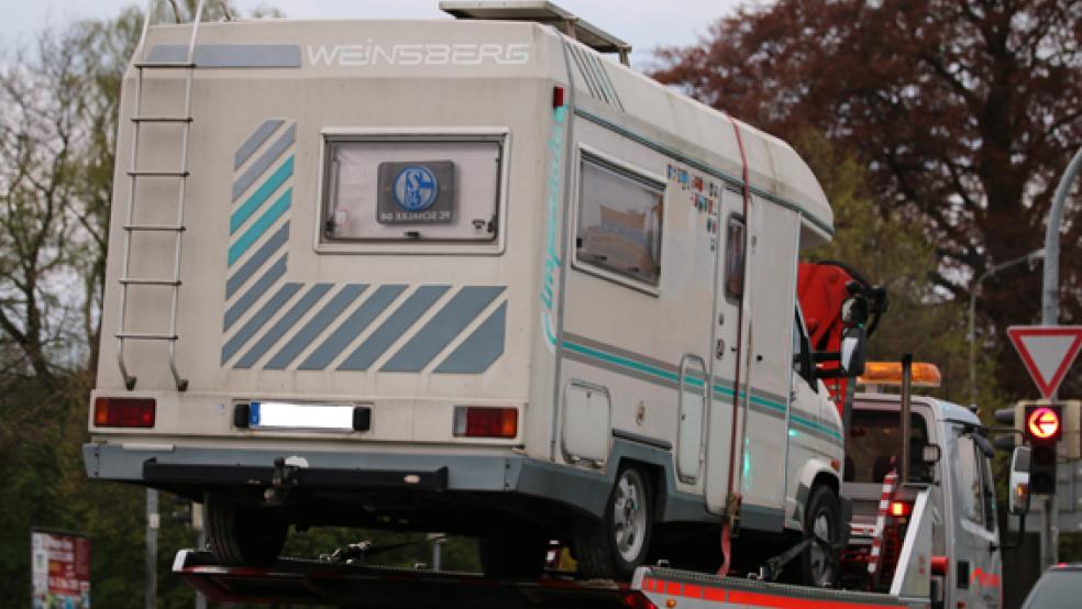 Das Wohnmobil des 60-Jährigen wurde nach der Festnahme abtransportiert zur Polizei nach Leer. © Foto: Loger