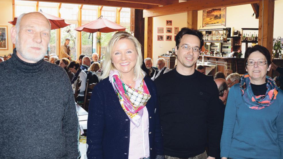 Einsatz in alten vier Wänden: (von links): Volkmar Kayser (Anno), Bente Juhl (Monumentendienst) sowie die Referenten Daniel Pinkert und Heike Heilig führten durch den Info-Abend im Wiemannshof in Bunde. © Foto: Hanken