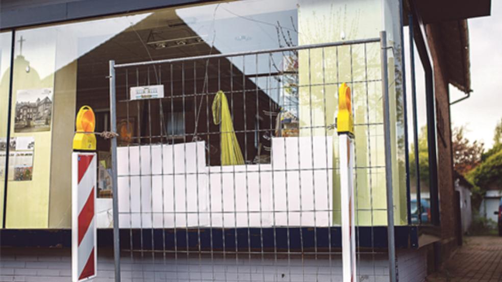 Die kaputte Fensterscheibe der Buchhandlung Klinkenborg wurde vom Bauhof abgesichert. © Foto: Klemmer