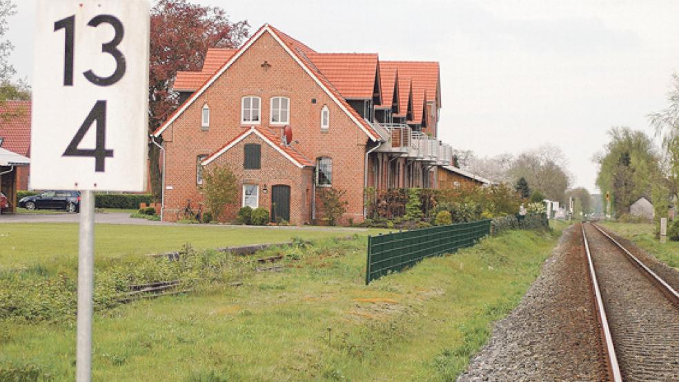 Der Bahnsteig in Bunde ist auf der Grünfläche zwischen dem Verbrauchermarkt Combi und dem alten Bahnhof (im Bild) vorgesehen. Im Vordergrund ist dort das tote Gleis zu erkennen, das zu diesem Zweck entfernt werden soll. © Foto: Szyska