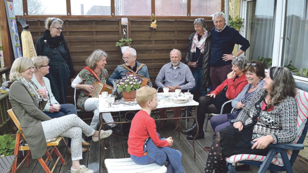 In gemütlicher Runde bei Musik, Kaffee und Kuchen tauschten sich Künstler und Besucher über die Hasen-Ausstellung in Weener aus. © Foto: Hülsebus