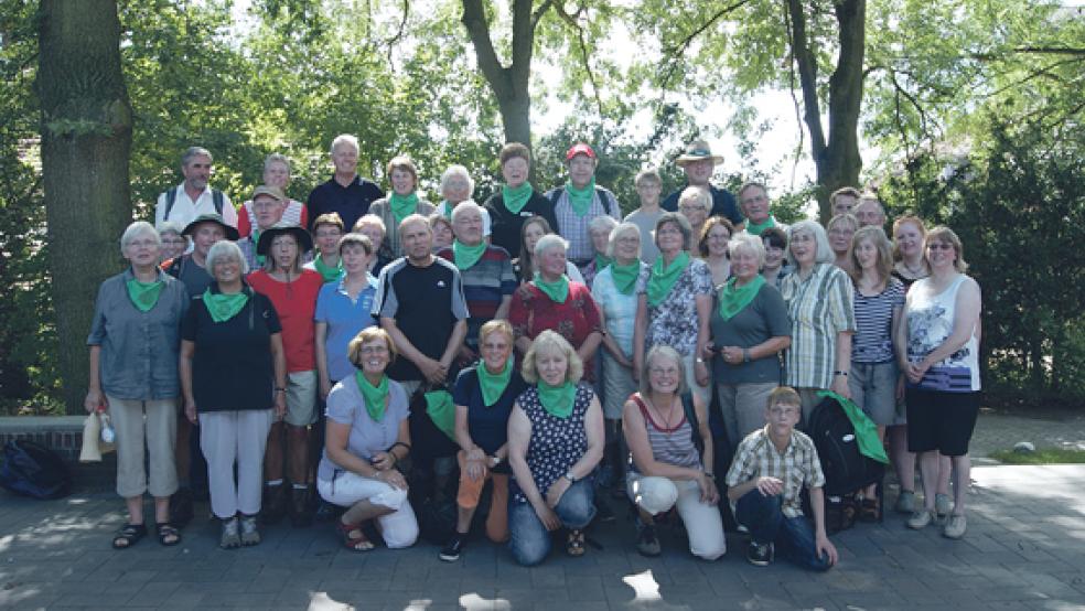 Wie im Jahr 2013 hofft der Kirchenkreis auf eine rege Teilnahme. Das Bild zeigt die Pilgergruppe vor zwei Jahren bei der Ankunft in der Kirchengemeinde Bunde. Jeder Teilnehmer bekam einen sogenannten Pilgerpass, in dem er seine bewältigten Etappen eintragen ließ. Zusätzlich trugen alle ein grünes Halsband als Erkennungsmerkmal. © Foto: privat