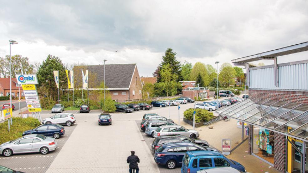 Zu Stoßzeiten wird es eng auf dem Parkplatz des Ladenkomplexes an der Bahnhofsstraße in Weener. Bünting denkt über eine Erweiterung der Flächen nach und führt deshalb Kaufverhandlungen über Grundstücke in der Nachbarschaft. © Foto: de Winter