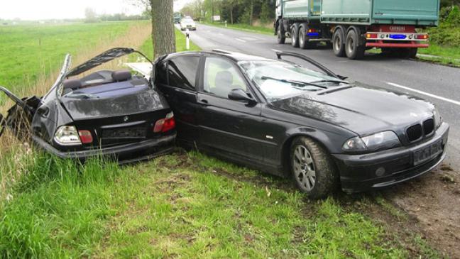Auto in zwei Hälften zerrissen