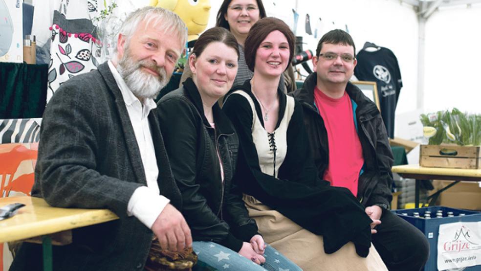 Sehr zufrieden sind Stefan Faß, Heike Galle, Mandy Grijze, Johanna Festers und Ingo Meyer (von links) von der Nachtaktiv-Gruppe mit dem Erfolg der Tombola. © Foto: Klemmer