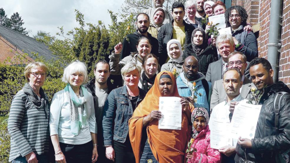 Teilnehmer des Deutsch-Einstiegskurses in Weener mit den Dozentinnen Henrike Kiehlmann (ganz links), daneben Gertrud Rauhaus, VHS-Fachbereichsleiterin Hrund Eysteindóttir (Vierte von links), der Erste Kreisrat Rüdiger Reske und Bürgermeister Ludwig Sonnenberg (dahinter). © Foto: Volkshochschule