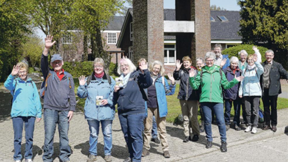 Ausgestattet mit Allwetterjacken und festen Schuhen starteten gestern 14 Pilger bei der evangelisch-lutherischen Emmaus-Kirche in Bunde gut gelaunt zu ihrem Weg nach Weener zur Erlöserkirche. © Foto: Himstedt