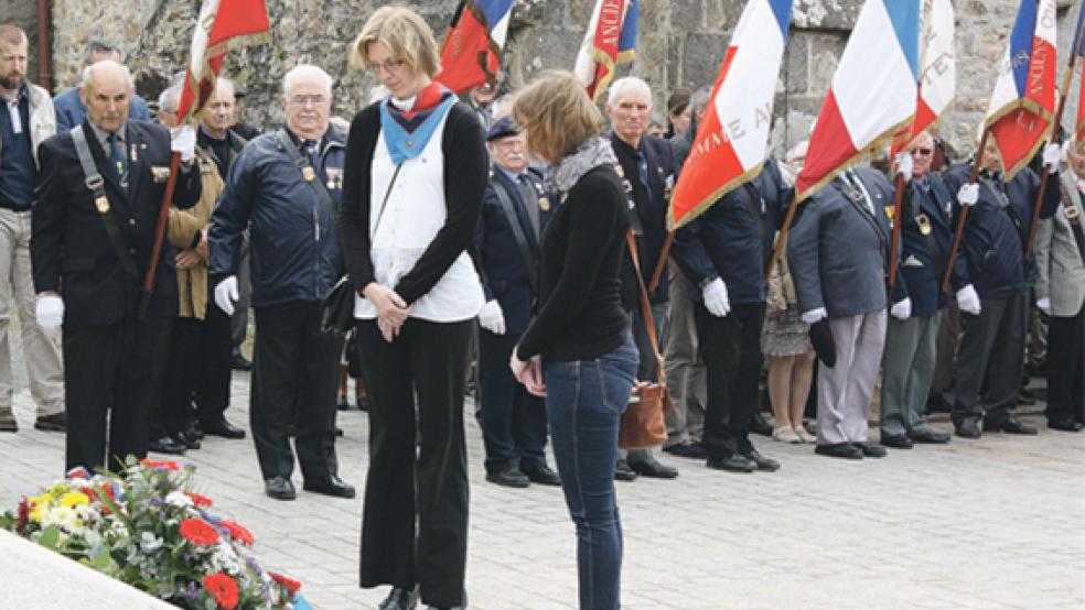 Im Gedenken an die Opfer des Zweiten Weltkrieges legte eine Gruppe aus Weener am Ehrenmal in Les Pieux einen Kranz nieder.  © Fotos: privat