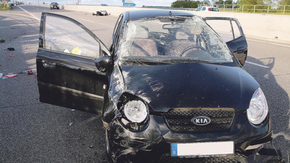 Nach dem Ausweichmanöver vor einem ausbrechenden Motorrad überschlug sich der Kia einer Weeneraner nach Zeugenaussagen zweimal. © Foto: Loger