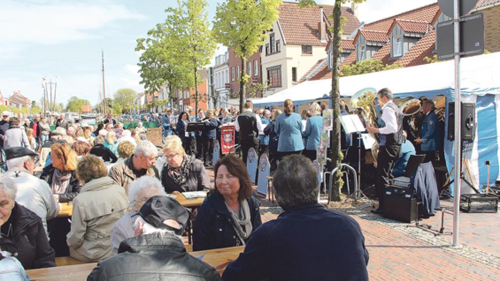 Klingende Grüße gab es beim Hafenkonzert vom TMV Weener und seinen Gästen, dem Blasorchester Hövelhof.  © 