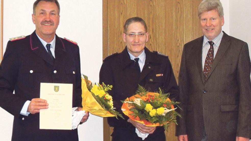 Blumen und die Ernennungsurkunden überreichte der Jemgumer Bürgermeister Johann Tempel an den neuen Gemeindebrandmeister Jan Hilbrands (links) und seinen Stellvertreter Sven Friebel. © Foto: privat