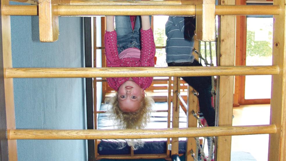 Die Kinder im Kindergarten »Bunte Welt« in Weener können sich auch in der kleinen Turnhalle austoben.  © Foto: Boelmann