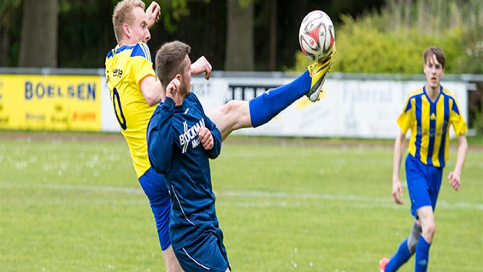 Und hoch das Bein: Weeners Christian Meyer behauptet sich im Zweikampf. © Foto: Mentrup