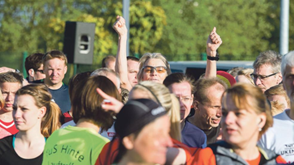 In Party-Stimmung zeigte sich Regina Stark von der LG TV Bunde schon vor dem Start in Nortmoor. © Foto: Mentrup