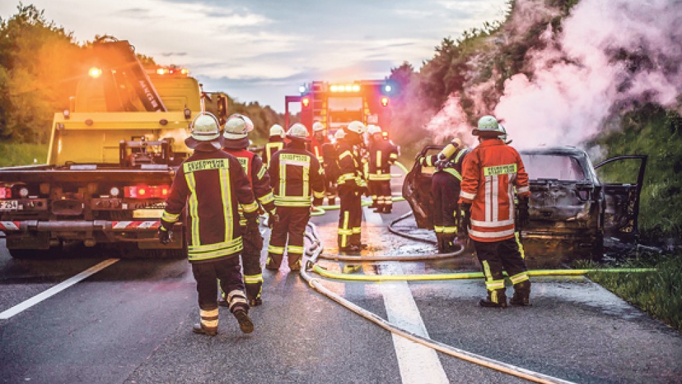 Vom ausgebrannten Auto blieb am Sonntagabend auf der Autobahn A 28 bei Leer nur ein Haufen Schrott übrig. © Foto: Klemmer