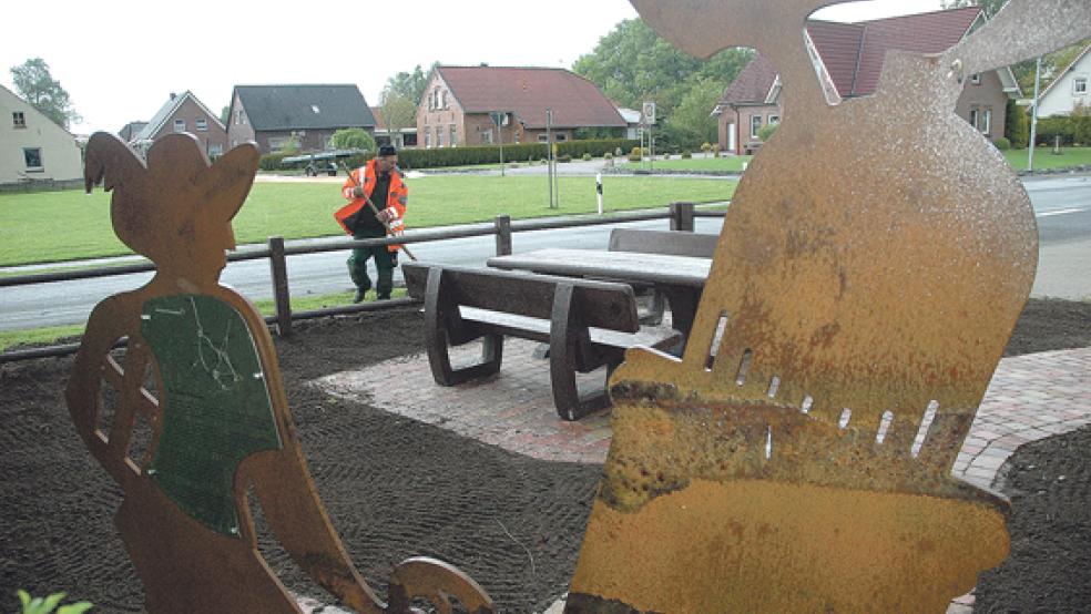 In Diele selbst war Bauhof-Mitarbeiter Ingo Dirks gestern mit letzten Arbeiten auf dem neuen Info-Platz am Feuerwehrhaus beschäftigt © Fotos: Szyska