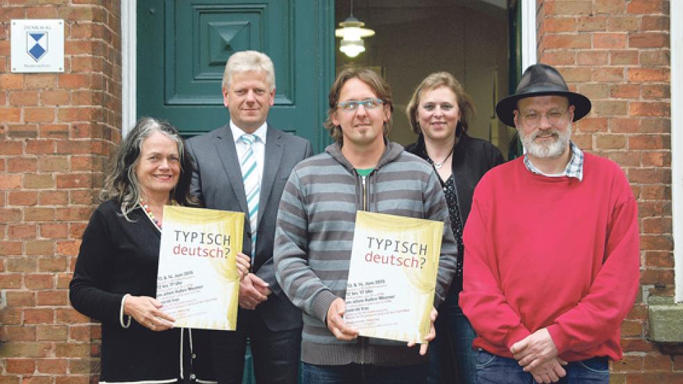 Wilma Mencke und Matthias Löcker präsentierten gestern Programm und Plakate der Ausstellung »Typisch deutsch?«. Kreativer Partner vor Ort ist Broder Balzer (vorne rechts). Hinten Bürgermeister Ludwig Sonnenberg und Trinette Hofbuhr vom Bürgermeisterbüro im Rathaus. © Foto: Hoegen