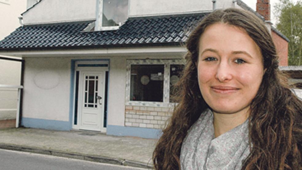 Jugendpflegerin Alina Lammers vor der ehemaligen jüdischen Synagoge am Kirchring 23 in Bunde. Mit ihren Kollegen Anne Miksiunas und Werner Hoffmann wird sie voraussichtlich zum 1. Juni die Räume am neuen Standort beziehen. © Foto: Szyska