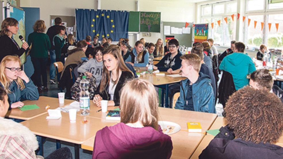 Die deutschen und niederländischen Schüler konnten in Gruppen zusammen arbeiten und Aufgaben erfüllen. So sollten die Hemmungen fallen, untereinander und miteinander zu kommunizieren und die Sprache des Anderen zu sprechen. © Foto: de Winter