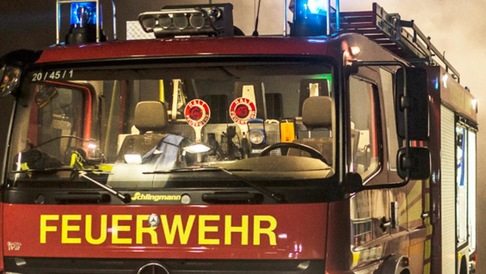 Rettungsdienst und Feuerwehr rückten gestern Abend in Loga aus, um einer eingeklemmten Frau zu helfen. © Foto: RZ-Archiv