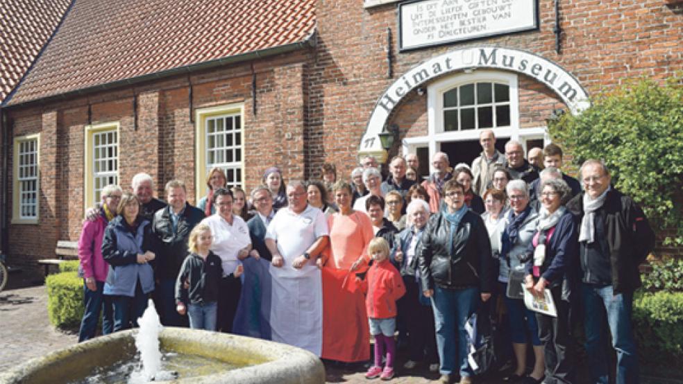 Die Gäste aus Les Pieux und ihre Gastgeber vor dem Heimatmuseum in Weener. © Foto: privat