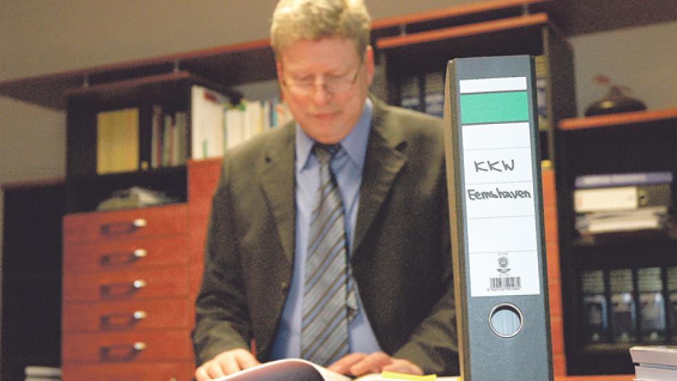 Aktenstudium: Der Jemgumer Bürgermeister Johann Tempel musste im Verfahren um die Außenems-Vertiefung schon viele Schriftstücke lesen. Vertieft werden soll die Fahrrinne in erster Linie für das Kohlekraftwerk in Eemshaven. © Foto: Szyska