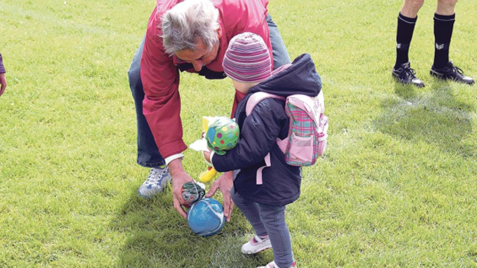 Versprechen eingelöst: Reinhold Klatt schenkt Lyria-Mia einen Fußball und ein Stofftier. © Fotos: privat