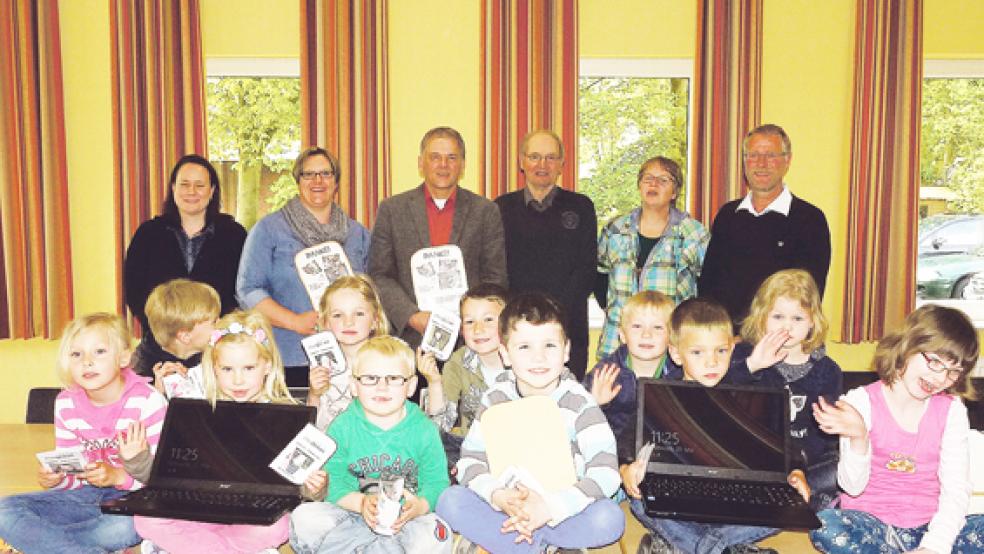 Die »Schlaumäuse« vom Kindergarten sowie ihre Kindergartenleiterin Ute Giese (2.v.r.) und Schulleiterin Sandra Adler (links) bedankten sich bei Elke Reck vom Förderverein ( von links), Bürgermeister Gerald Sap, Reinhard Aeissen und Gerd-Frieling Schumacher (Teilnehmergemeinschaft Flurbereinigung Marienchor) für ihre finanzielle Unterstützung ohne die die Kinder in diesem Jahr wohl leer ausgegangen wären beim Computer-Führerschein.  © Foto: Himstedt