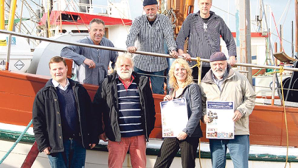 Sitzen in einem Boot bei der Vorbereitung des Traditionsschiffstreffens: (auf dem Kutter, von links) Richard Nie, Anton Bruhns und Johann Robbe (Vorsitzender) sowie (vor dem Kutter, von links) Gerjet Bültjer (Beisitzer), Jan Bruhns, Lydia Tuijman und Berend Bruhns. © Foto: Flockenhagen
