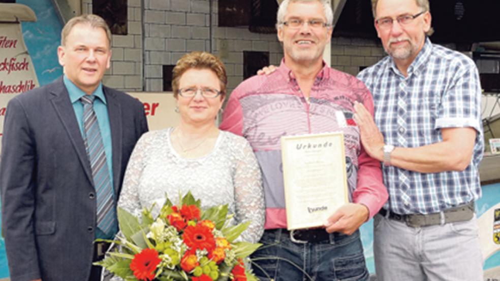 Mit Backfisch und Fischbrötchen verwöhnen Martina und Hartmut Kampen seit 25 Jahren die Besucher des Pfingstmarktes. Zusammen mit Bürgermeister Gerald Sap (links) und Marktmeister Harm Watermülder (rechts) hoffen die beiden auch dieses Mal auf vier tolle Tage in Bunde. © Foto: Himstedt