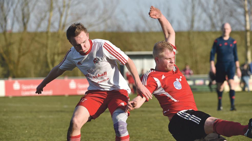 Wer hat im Fernduell die besseren Nerven: Jemgum mit Ole Nitters (links) oder doch der SV Holtland mit Sascha Lücht? Oder lacht am Ende gar der VfB Uplengen? © Foto: Bruins