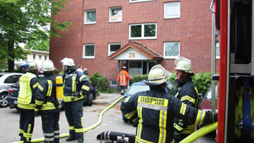 Glimpflich verlief ein Brand in der Wohnung eines Mehrfamilienhauses in Leerort. Die Feuerwehr rückte zwar mit 25 Kräften an, löschen musste sie jedoch nicht. Jemand hatte ein Essen in einem Kochtopf auf einem Herd vergessen. © Foto: Janßen/Kreisfeuerwehr