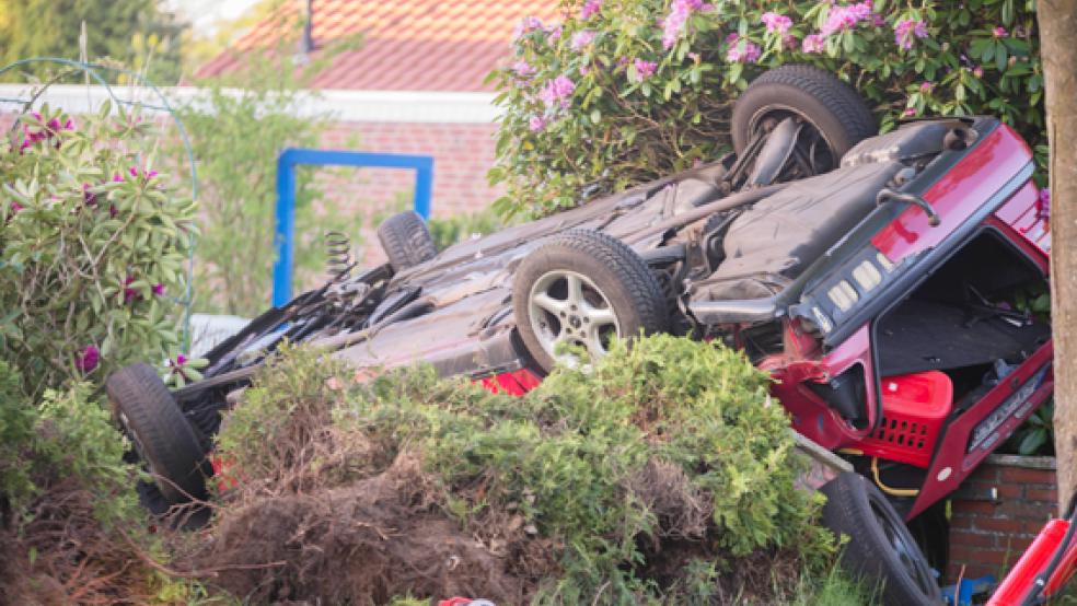 Nach einem Überschlag landete der Wagen der zwei Männer aus Westoverledingen kopfüber im Vorgarten eines Hauses in Völlenerfehn. © Foto: Klemmer