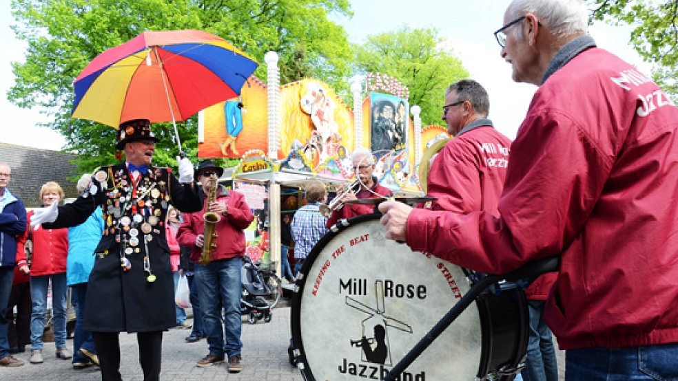 Fröhlicher Start ins Pfingstmarktgetümmel: Die Mill Rose Jazzband sorgte bei der Eröffnung für Stimmung. © Foto: Hanken