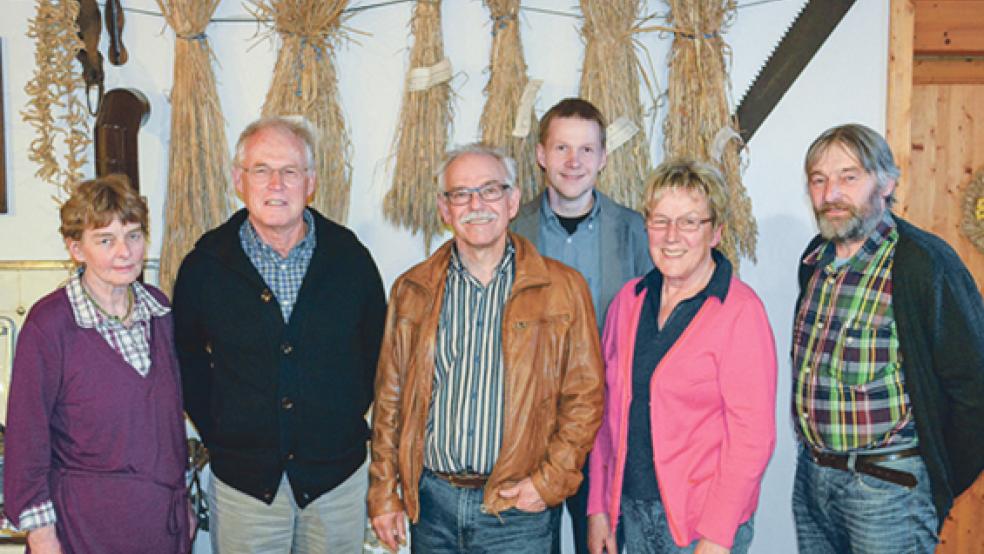 Der Vorstand des Möhlenvereens Stapelmoor freut sich auf ein vielfältiges Programm am Pfingstmontag: Hannelore Yzer, Peter Woltermann, Reinhard Meyer, Rüdiger Nagel, Anna Akkermann-Daalmeyer und Eckhard Meyer (von links). © Foto: Möhlenvereen