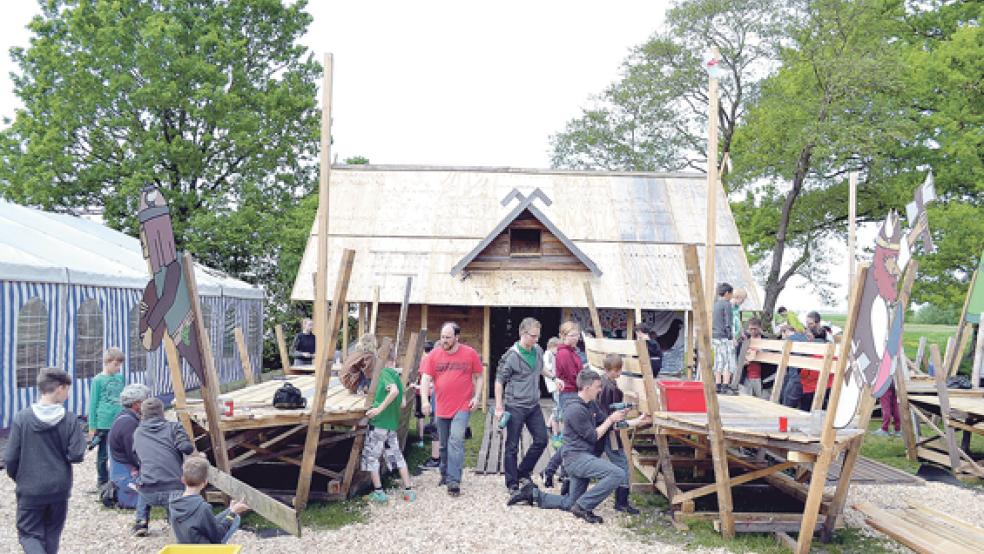 Hinter der alten Molkerei in Wymeer entstand für das Zeltlager »My Camp« ein ganzes Wikingerdorf.  © Foto: Hülsebus