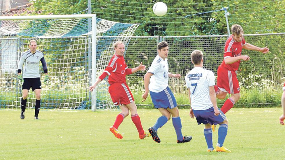 Sehr aufmerksam spielten Bundes Verteidiger Derk Bleeker (r.) und Johann Lübbers am Sonnabend in Suurhusen. Dort müssen sie in der kommenden Saison nicht mehr antreten. © Foto: Wilken