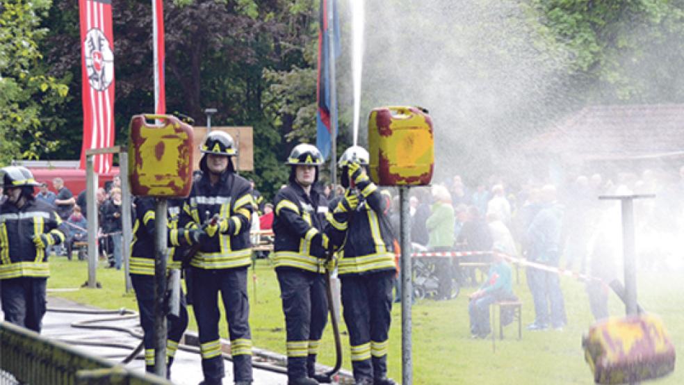 Wasser marsch! Der Angriffstrupp hat seine Aufgabe schon mit Bravour erledigt.  © 