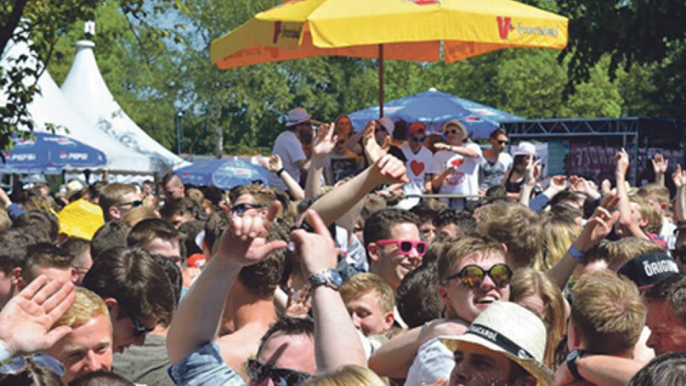 Ausgelassen gefeiert wurde beim Frühtanz in Tange am Pfingstsonntag. Rund 22.000 Besucher kamen, um an dem Spektakel teilzunehmen.  © Foto: www.msjawollja.de