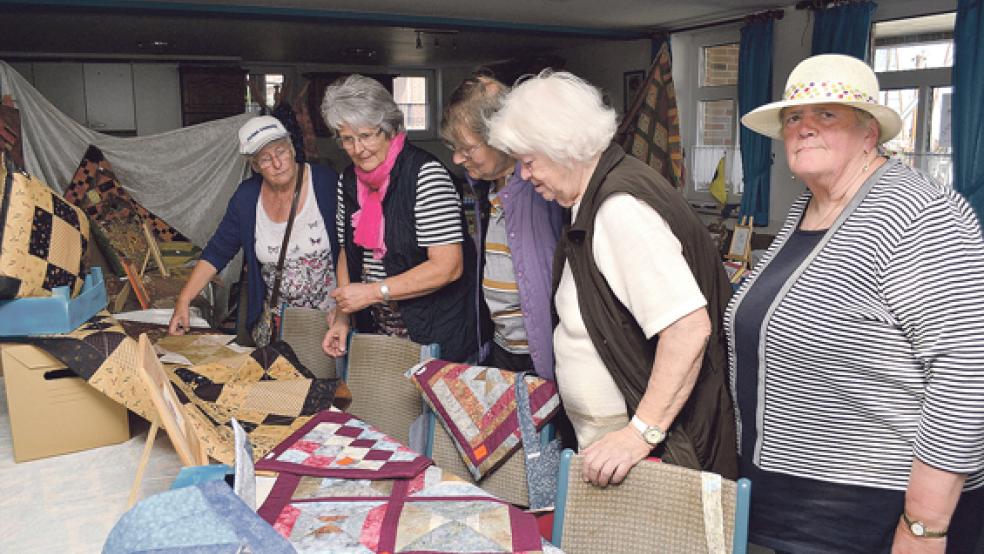 Angelika Höfelmann (Zweite von links) begeisterte interessierte Besucherinnen ihrer Ausstellung in Ditzum von ihrem Hobby Patchwork.  © Foto: Hülsebus
